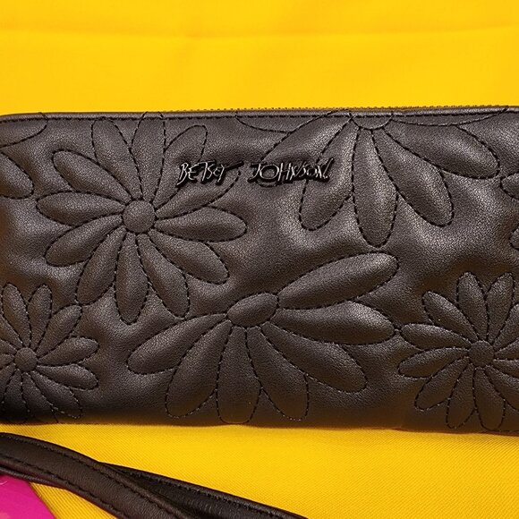 Betsey Johnson Black Quilted Daisy Flower Spring Wallet Wristlet Zip Around NEW - Picture 2 of 13